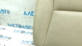 Деталь под углом, чётко видны трещины на коже обшивки автомобиля Lexus RX.