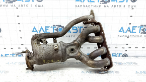 Боковой ракурс выпускного коллектора Toyota Camry, заметны следы эксплуатации