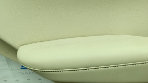 Близкий план подлокотника обшивки двери Lexus RX, на котором заметны следы износа.