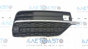Решетка переднего бампера правая Volvo XC90 16-19 с хром молдингом под парктроник, сломано крепление