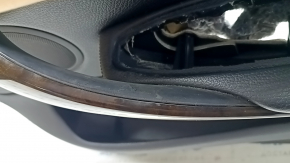 Близкий план части обшивки с дефектом ручки двери BMW F36, требуется чистка.