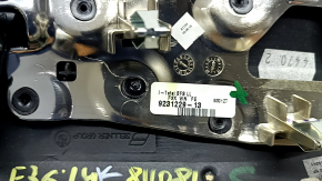 Деталь с оригинальным номером для BMW 4 F32/F33/F36, крупный план нижней части крепежа.