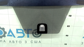 Крупный план разъема на стекле Subaru Forester, показано состояние fastening.