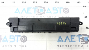 Задняя сторона блока управления климат-контролем BMW 4 F32/F33/F36, показывает отсутствие повреждений и целостность креплений.