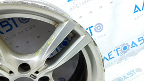 Диск колесный R18 BMW 4 с потертостями, акцент на износ.