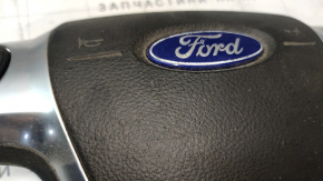 Логотип Ford на руле подушки безопасности, видимые следы использования.
