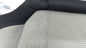 Ошибки на обивке заднего ряда сидений Subaru Forester 19-24, близкий план с пятнами.