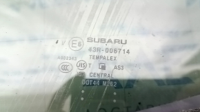 Маркировка на стекле Subaru, подтверждающая оригинальность детали.