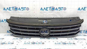 Решетка радиатора grill VW Passat b8 16-19 USA под радар круиз, песок, сломано крепление эмблемы