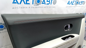 Детали обшивки двери с серым подлокотником и красной строчкой для Hyundai Ioniq 5.