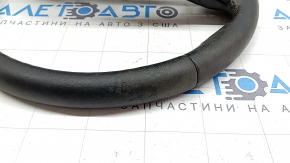 Фрагмент ракурса руля Ford Ecosport с различными дефектами на поверхности