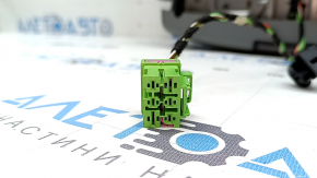 Фотография разъёма обшивки сидения Audi A4, необходима замена на целый.