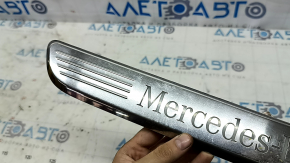 Общий вид накладки порога Mercedes-Benz с легкими потертостями