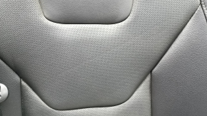 Крупный план перфорированной кожи спинки сидения Ford Fusion, детали хорошо видны.