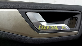 Более близкий ракурс на ручку двери с небольшими царапинами для Ford Escape MK4 2020-2022.