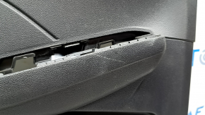 Крупный план повреждений на обшивке двери Ford Escape, отмечены потертости.
