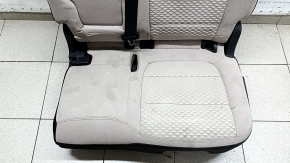 Деталь интерьера, заднее сидение Ford Escape, с недостатками на обивке