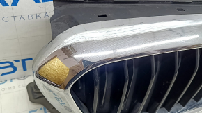 Решетка радиатора grill в сборе BMW 5 G30 17-23 с жалюзи дефлектором радиатора, хром, потрескан хром, трещина, сломано крепление, песок