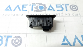 Задняя сторона кнопки багажника BMW X7 G07 2019-2026, видно соединения