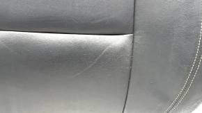 Царапина на обшивке сиденья Jeep, вид сбоку.