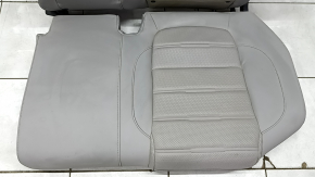 Фрагмент заднего сидения Honda CR-V 2017-2022, видно примятие и следы от воды