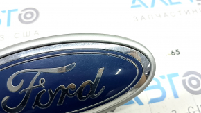 Эмблема решетки радиатора Ford Escape MK3 17-18 рест, царапины, сломано крепление