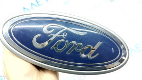 Эмблема решетки радиатора Ford Escape MK3 17-18 рест, царапины, сломано крепление
