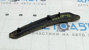 Уплотнитель решетки дворников правый Ford Escape MK3 17-19 рест, рассохся уплотнитель, надрыв, надорвано крепление