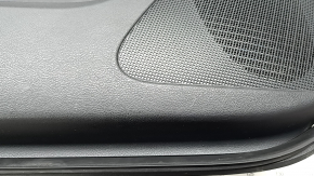 Крупный план звуковой решетки на обшивке двери передней левой Infiniti QX50 19-22.