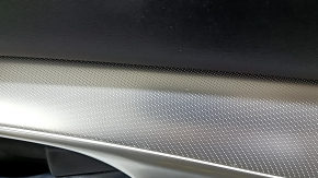 Деталь обшивки двери Infiniti QX50 2019-2025, крупный план серебристого молдинга
