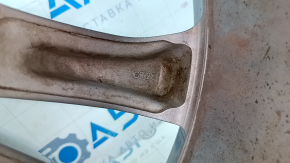 Увеличенный план внутренней части диска Infiniti QX50, маркировка видна.