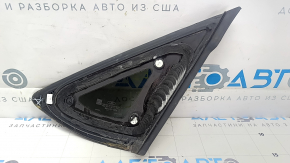 Вид со стороны крепежа на форточке задней левой для Ford Mustang Mach-E 21-26