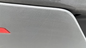 Крупный план различных повреждений на обшивке двери для Hyundai Sonata, показывающий места износа.