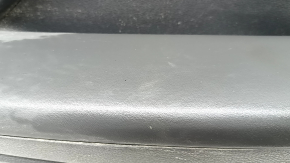 Крупный план поверхности обшивки двери задней левой Hyundai Sonata, видно состояние материала.