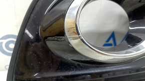 Изображение нижней решетки бампера Audi Q5, акцент на царапинах и дефектах на креплении.