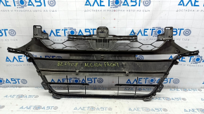 Вид на решетку радиатора Honda Accord 18-20 с указанием номера 825408, без повреждений на крепежах.