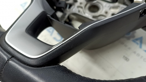Деталь руля Honda Accord с фокусом на области с царапиной, выделяющей косметический дефект.