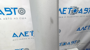Боковой ракурс серой обшивки потолка, присутствуют следы эксплуатации.