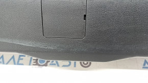 Крупный план обшивки двери багажника нижняя Mazda CX-30, деталь с креплением