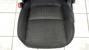 Детальный снимок центральной части водительского сиденья Mazda CX-30 2020-2026 с загрязнениями.