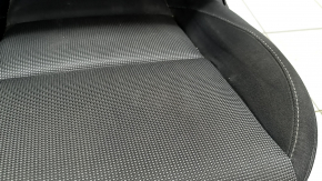 Детальное изображение боковой части водительского сиденья Mazda CX-30 2020-2026, присутствуют следы износа.