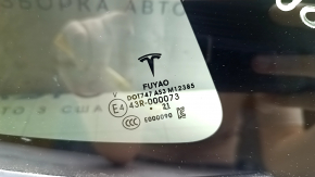 Оригинальное стекло форточки Tesla Model Y с видимой маркировкой и возможными дефектами
