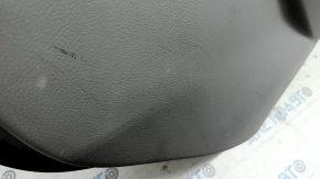 Ближайший план царапин на обшивке задней правой двери Toyota Camry 2007-2011