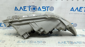 Боковая часть фары для Toyota Camry 2007-2011, заметны сколы и потертости на корпусе.
