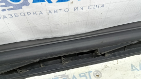 Вид на уплотнитель накладки порога для Mazda CX-9, наличие износа, рекомендуется проверка.