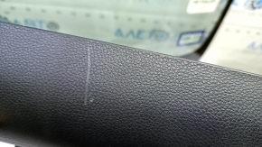 Ближайший план царапины на обшивке двери Honda Accord, показывает следы эксплуатации.