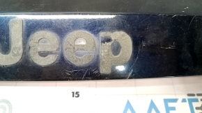 Детали логотипа Jeep на молдинге двери багажника с потертостями