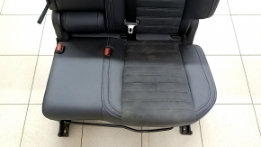 Крупный план заднего сиденья Mitsubishi Outlander, комбинированная кожа с серой строчкой, с дефектами.