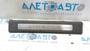 Накладка порога передня права Lincoln MKX 16-18 коричнева з хромом і підсвічуванням, потерта