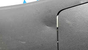 Обшивка двери багажника нижняя Mazda CX-9 16-23 черная, с ручкой, царапины, вмятины, надлом крепления заглушки, потерта, надлом крепления, трещины в направляйках
